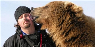 Ngạc nhiên trước tình bạn “keo sơn” giữa người và chú gấu khổng lồ