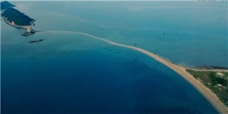 Cận cảnh hòn đảo có lối di giữa biển duy nhất ở Việt Nam