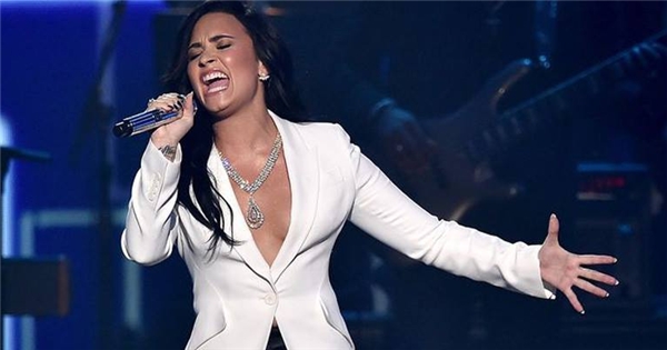 Demi Lovato khiến khán giả "nổi da gà" khi cover lại Hello tại Grammy