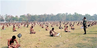 Quân đội bắt thí sinh mặc quần lót ngồi thi để tránh gian lận