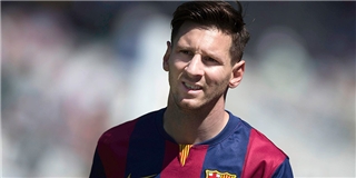 Sút bóng gãy tay fan nữ, Messi phớt lờ xin lỗi