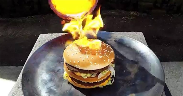 Kì lạ với chiếc bánh hamburger "sống sót" trước sức nóng trăm độ