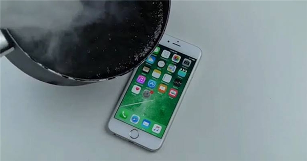 Nhói lòng vởi thử nghiệm đổ nhựa đường nóng chảy lên iPhone 6S