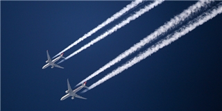 Vì sao máy bay thường để lại vệt trắng trên bầu trời?