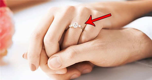 Tại sao chúng ta lại đeo nhẫn cưới ở ngón áp út?