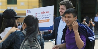 Chuyện lạ : Chàng Tây đẹp trai chạy xe ôm miễn phí giữa Sài Gòn