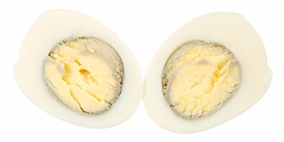 Vì sao trứng luộc chín thường có quầng đen xung quanh lòng đỏ?