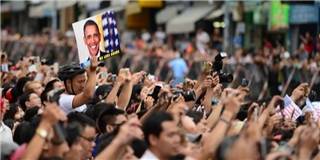 Hàng nghìn người dân nồng nhiệt chào đón Tổng thống Obama đến TPHCM
