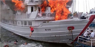 Cháy tàu du lịch ở Hạ Long, khách nhảy xuống biển