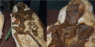 Xúc động với hóa thạch mẹ ôm con 4800 năm tuổi