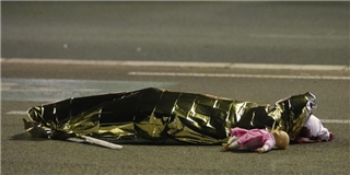 Cả thế giới cay mắt, khi thấy búp bê bên thi thể bé gái đêm khủng bố