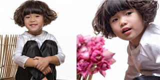 Con gái Thuý Nga diện áo bà ba, tạo dáng nhí nhảnh bên hoa sen