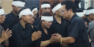 Vợ lão nông Chu Văn Quềnh khóc lạc giọng trong đám tang chồng