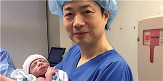 Em bé đầu tiên trên thế giới có 1 cha 2 mẹ đã chào đời