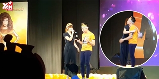 Trấn Thành Hari Won tình tứ song ca "Anh cứ đi đi" trên sân khấu