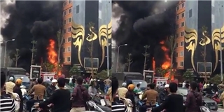 Cháy lớn hơn 3 tiếng đồng hồ thiêu rụi 3 căn nhà 7 tầng ở Hà Nội