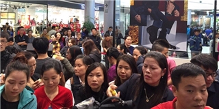 Người Hà Nội chen chúc tại các trung tâm thương mại ngày Black Friday