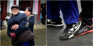 Cô gái dìu cha đi dạo bằng cách đặt cha đứng trên đôi chân mình