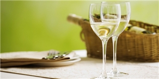 Uống rượu vang trắng tăng nguy cơ ung thư da?