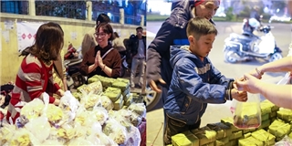 Ấm lòng quầy bánh chưng miễn phí cho người nghèo ở Hà Nội